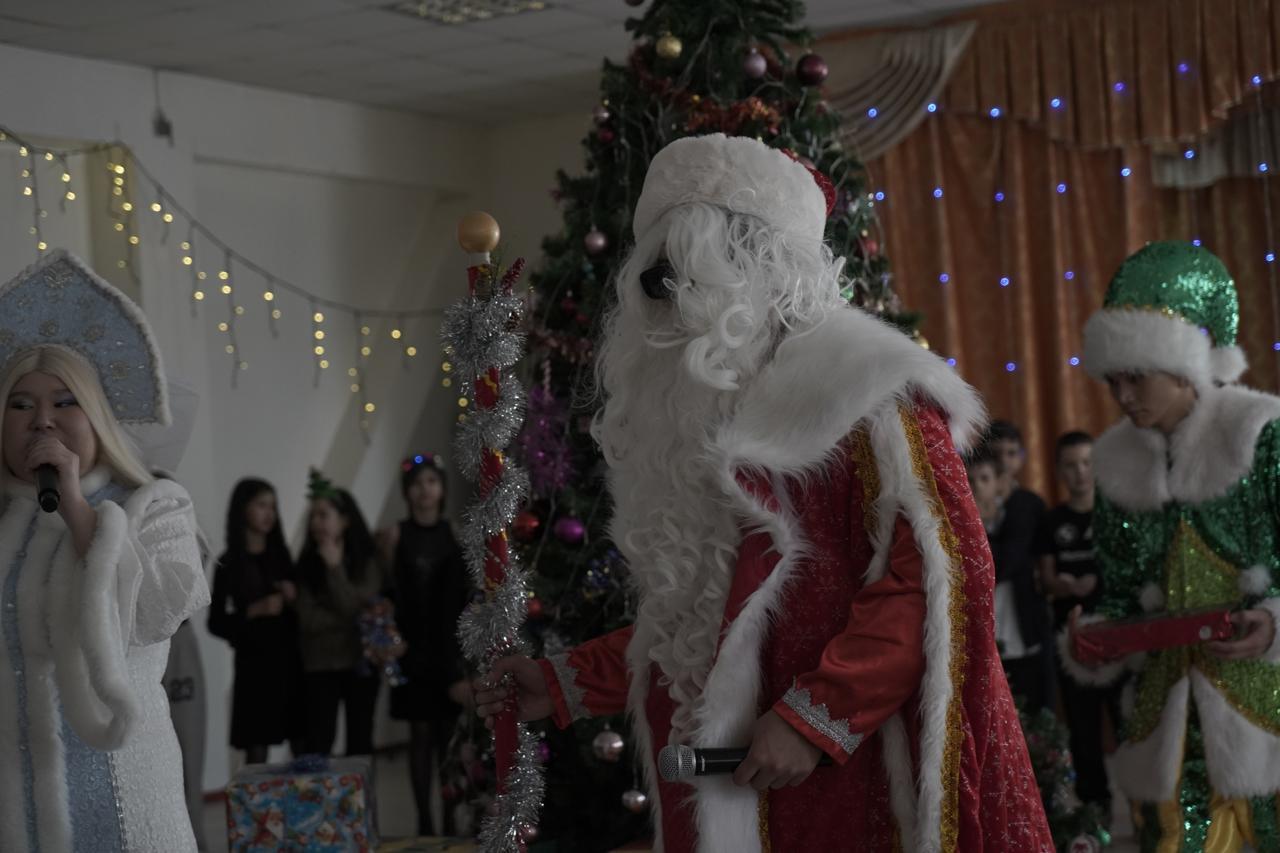 Мектептегі жаңа жылдық мерекелік іс-шара