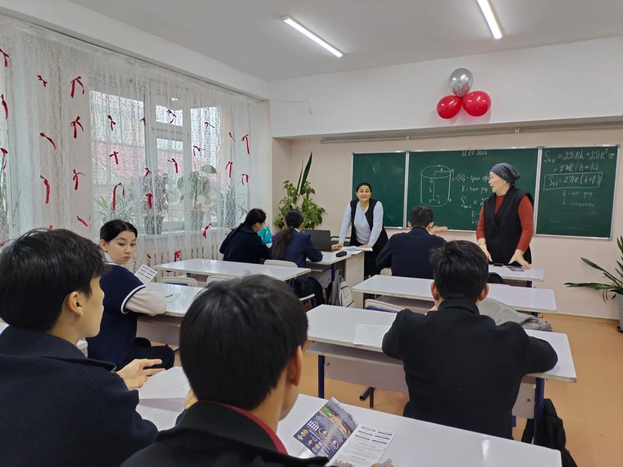 Тұран университетінен келген профориентатор оқушылармен кездесу өткізіп, кәсіби бағдар беру жұмысы